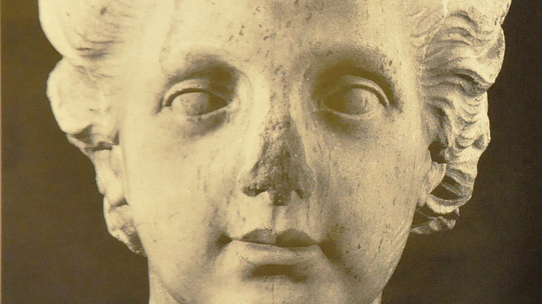 Η άγνωστη “μαρμάρινη κεφαλή παιδιού από τις στάχτες της Σμύρνης” εικονοποιεί τα ανήλικα θύματα που δεν βρέθηκαν ποτέ