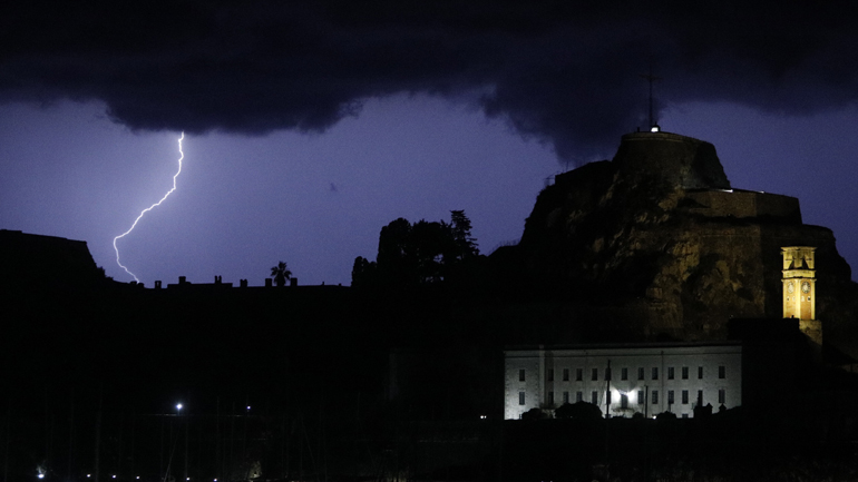 Μeteo: Η «ψυχρή λίμνη» στην ατμόσφαιρα φέρνει βροχές και ισχυρές καταιγίδες – Ποιες περιοχές επηρεάζονται