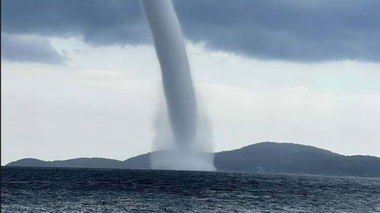 Χαλκιδική: Μεγάλος υδροστρόβιλος κοντά στην ακτή – Συγκλονιστικό βίντεο