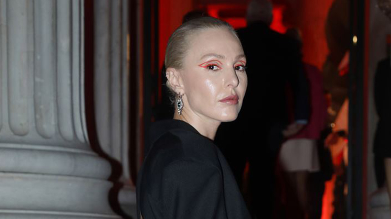 Τάμτα: Έτσι είναι το σώμα της εκκεντρικής pop τραγουδίστριας με μαγιό, χωρίς φίλτρα και ρετούς