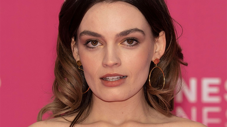 «Emily»: Η Έμμα Μάκεϊ θα παίξει τη ζωή της Έμιλι Μπροντέ