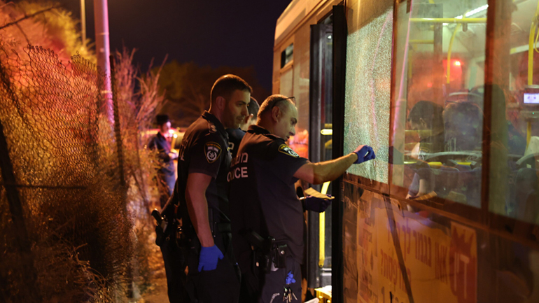 Επτά τραυματίες, οι δύο πολύ σοβαρά, σε επίθεση εναντίον λεωφορείου στην Ιερουσαλήμ