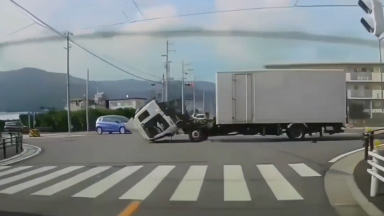 Καμπίνα φορτηγού σέρνεται στον δρόμο εν κινήσει