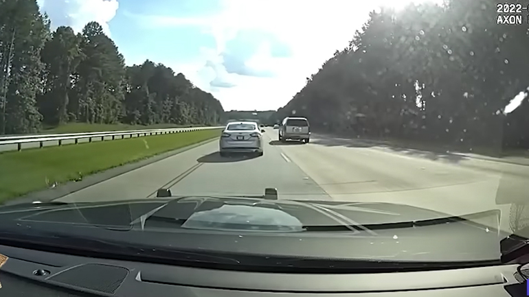 Αστυνομικός βγάζει εκτός δρόμου αυτοκίνητο που δραπετεύει από έλεγχο