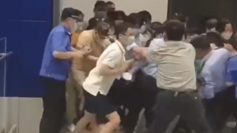 Σαγκάη: Σκηνές χάους σε πολυκατάστημα – Κόσμος έτρεχε ανεξέλεγκτα προς τις εξόδους