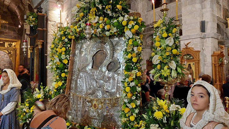 Πάρος: Κατάνυξη στον Ιερό Ναό Παναγίας Εκατονταπυλιανής την παραμονή του Δεκαπενταύγουστου