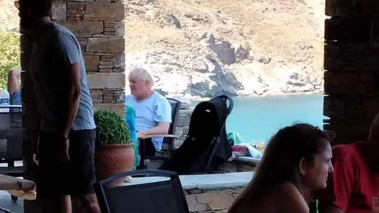 Οργή στη Βρετανία για τις ανέμελες διακοπές του Τζόνσον στην Ελλάδα – «Ηγείται μιας κυβέρνησης φάντασμα»