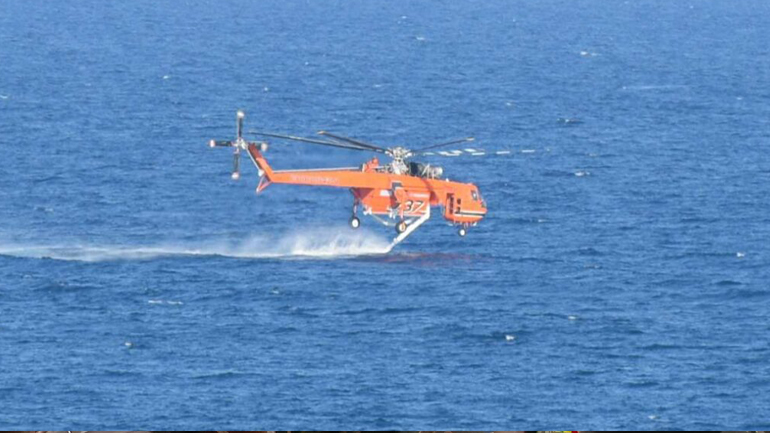 Τολό: Απίθανες πτήσεις πυροσβεστικών αεροσκαφών και ελικοπτέρων