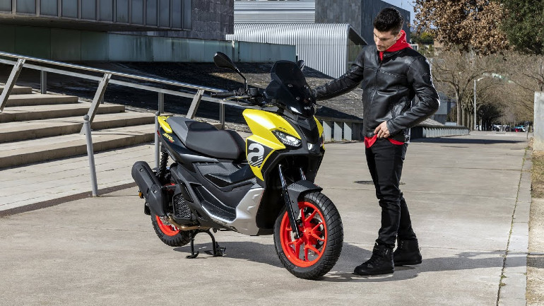 Αστέρι του MotoGP οδηγεί το Aprilia SR GT