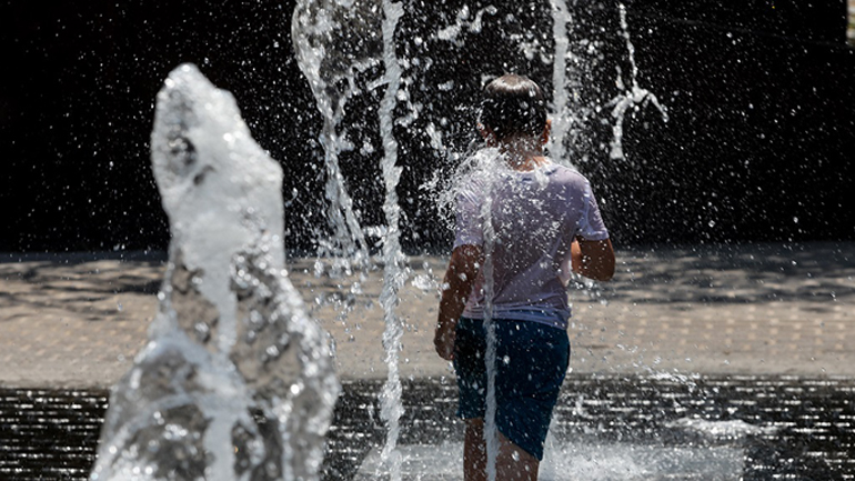 Καύσωνας: Έκτακτα μέτρα από τον Δήμο Αθηναίων – Οι κλιματιζόμενοι χώροι που ανοίγουν