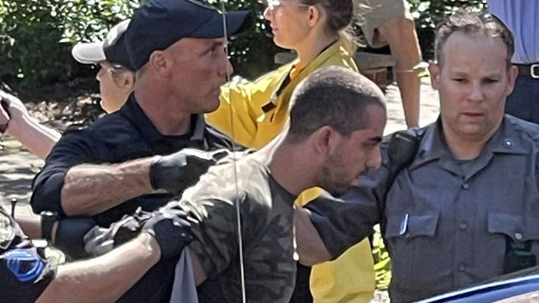 Θαυμαστής του αγιατολάχ Χομεϊνί δηλώνει ο παρ’ ολίγον δολοφόνος του Ρούσντι