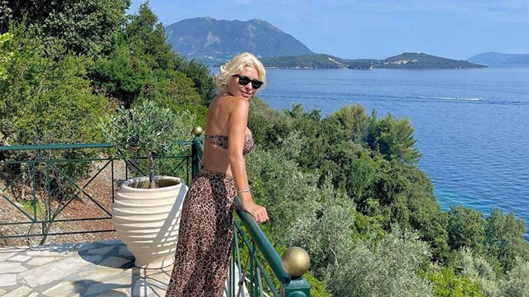 Ελένη Μενεγάκη: Πρωινό μπάνιο στα καταγάλανα νερά του Ιονίου