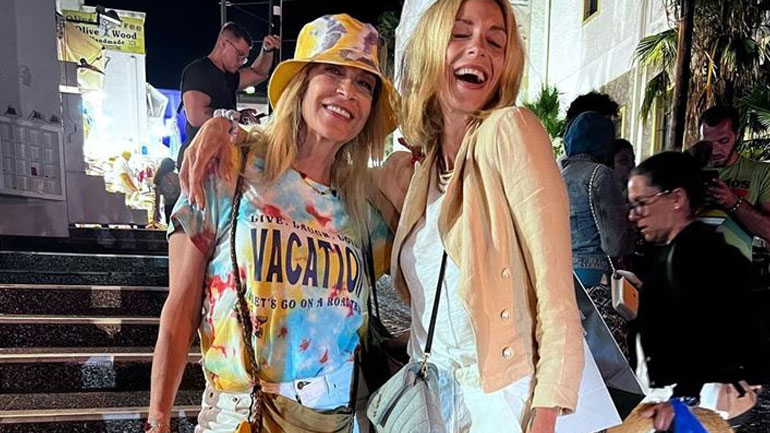 Σοφία Καρβέλα-Άννα Βίσση: Βόλτα στα σοκάκια της Σαντορίνης με stylish looks