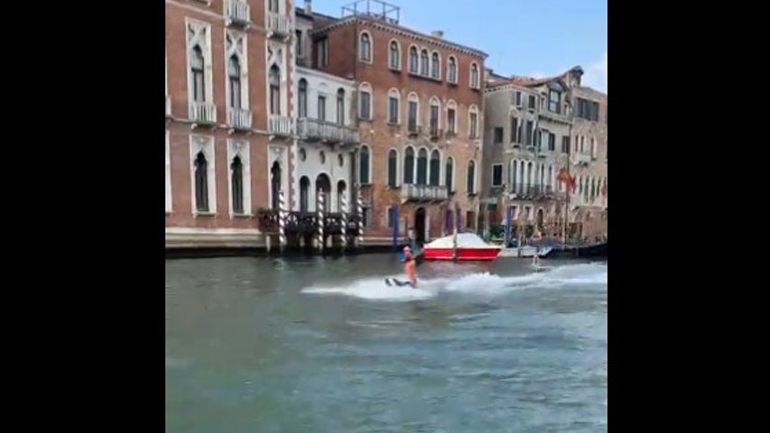 Βενετία: Τουρίστες έκαναν σερφ στο Μεγάλο Κανάλι
