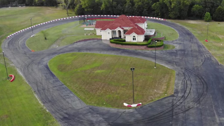 Το σπίτι – όνειρο κάθε petrolhead