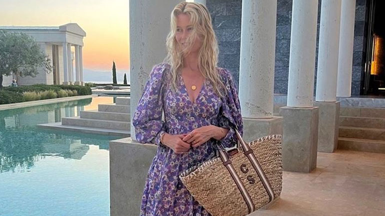 Claudia Schiffer: Το κομψό και καλοκαιρινό φόρεμα που φόρεμα που επέλεξε στις διακοπές της στην Ελλάδα
