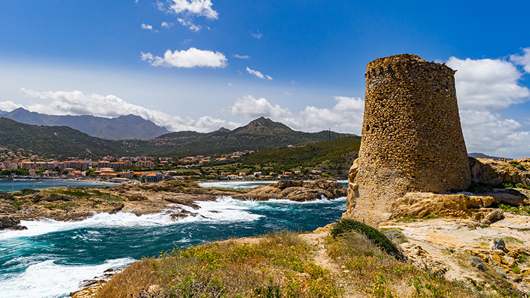 Τρεις άνθρωποι σκοτώθηκαν από τους σφοδρούς ανέμους που έπληξαν την Κορσική