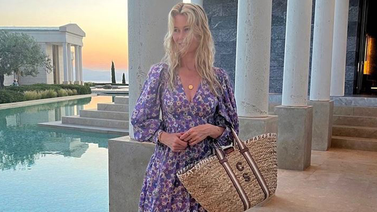 Claudia Schiffer: Το κομψό και καλοκαιρινό φόρεμα που φόρεμα που επέλεξε στις διακοπές της στην Ελλάδα