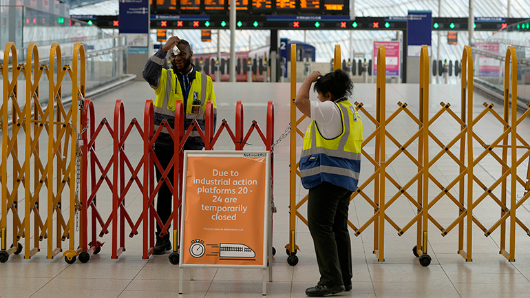 Βρετανία: Απεργίες αναμένεται να προκαλέσουν παράλυση στο δίκτυο μεταφορών του Λονδίνου Βρετανία: Απεργίες αναμένεται να προκαλέσουν παράλυση στο δίκτυο μεταφορών του Λονδίνου