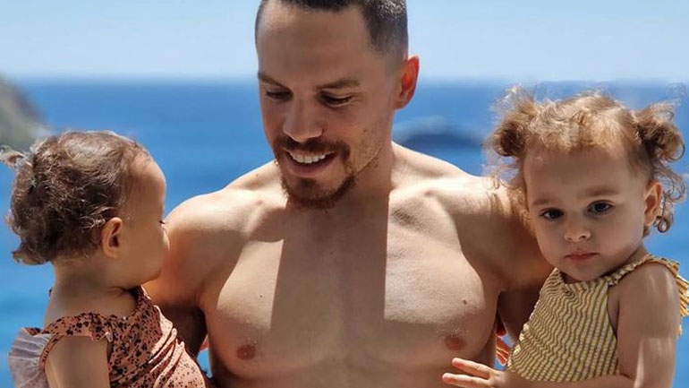 Λευτέρης Πετρούνιας: Πώς αντέδρασαν οι κόρες του όταν τον είδαν στην τηλεόραση;