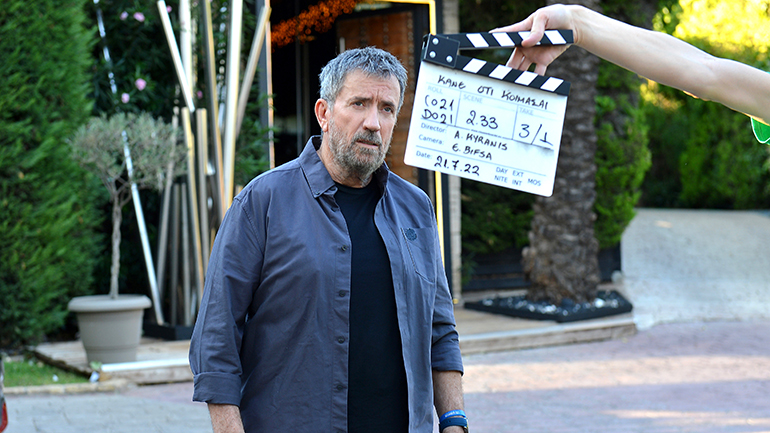 «Κάνε ότι κοιμάσαι»: Στα γυρίσματα της ανατρεπτικής ψυχολογικής σειράς με τον Σπύρο Παπαδόπουλο