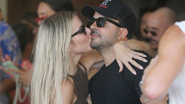 Luis Fonsi: Τρυφερά τετ α τετ με τη σύζυγό του Agueda Lopez στη Μύκονο