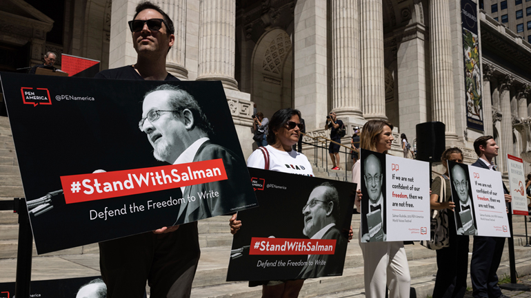 Διάσημοι συγγραφείς εκφράζουν την αλληλεγγύη τους στον Σαλμάν Ρούσντι