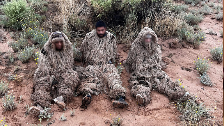 Μετανάστες ντύθηκαν… θάμνοι για να περάσουν από το Μεξικό στις ΗΠΑ