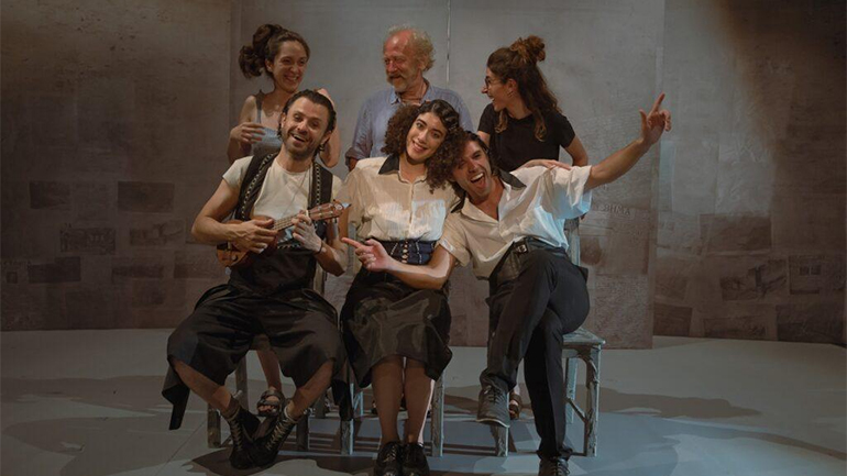 Τo «Μάθημα Ιστορίας» του Σάκη Σερέφα στο Ανοιχτό θέατρο Συκεών