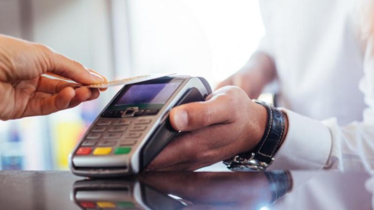 Πληρωμές και συναλλαγές: Τι αλλάζει στην διάρκεια των διακοπών με το πλαστικό και ψηφιακό χρήμα