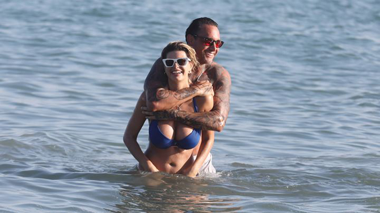 Γιώργος Καβακάκης – Πελαγία Καζολέα: Τρυφερές στιγμές και φιλιά στη θάλασσα