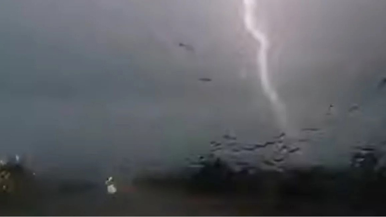 Εντυπωσιακό βίντεο δείχνει τη στιγμή που πέφτει κεραυνός δίπλα στην Εγνατία Οδό