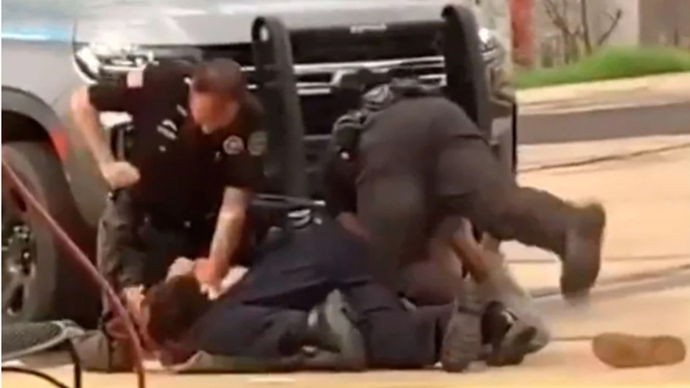 Νέο περιστατικό αστυνομικής βίας στις ΗΠΑ: Άγριος ξυλοδαρμός ακινητοποιημένου πολίτη στο Άρκανσο