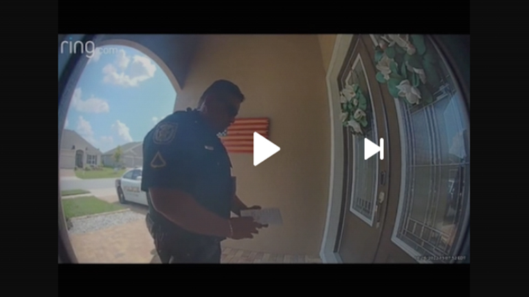 Αστυνομικός δέχεται βίαιη υποδοχή όταν χτυπά το κουδούνι ενός σπιτιού