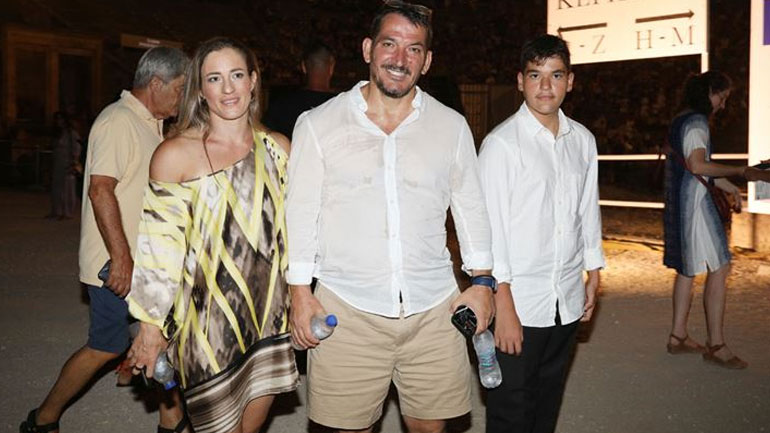 Πύρρος Δήμας: Σπάνια εμφάνιση στην Επίδαυρο με την Αφροδίτη Σκαφίδα και τον γιο του