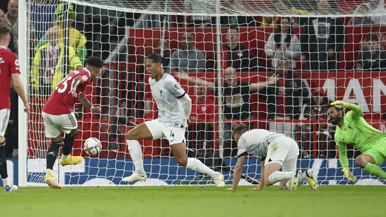 Αγγλία: Νίκη-οξυγόνο για τη Μάντσεστερ Γιουνάιτεντ στο ντέρμπι, 2-1 τη Λίβερπουλ