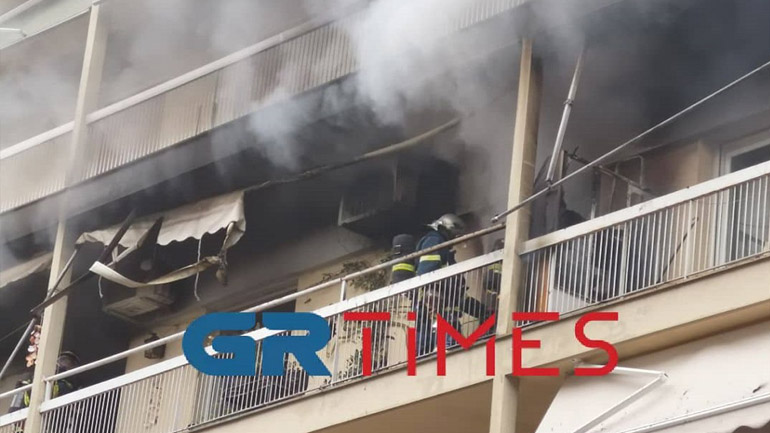 Φωτιά σε διαμέρισμα στη Θεσσαλονίκη: Έξι απεγκλωβισμοί – Μία ένοικος στο νοσοκομείο και δύο νεκρά σκυλάκια