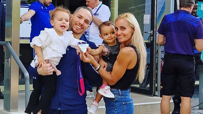 Λευτέρης Πετρούνιας: Η φωτογραφία με τη Βασιλική Μιλλούση και τις κόρες τους μετά τη νίκη στο Ευρωπαϊκό πρωτάθλημα