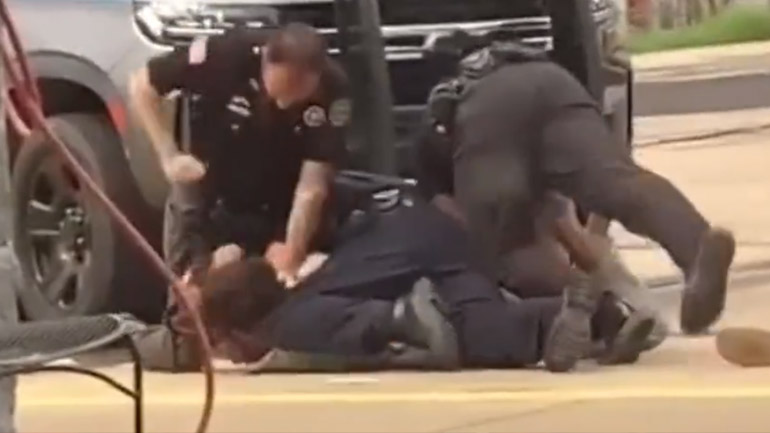 ΗΠΑ: Σε διαθεσιμότητα τέθηκαν οι αστυνομικοί για τον ξυλοδαρμό πολίτη