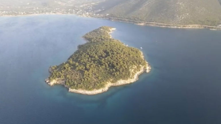 Δείτε από ψηλά το ακατοίκητο νησάκι που βρίσκεται σε απόσταση αναπνοής από την Αθήνα