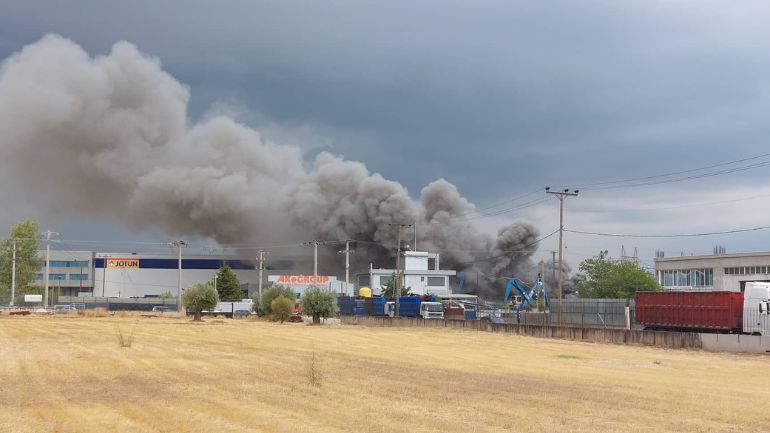 Κατεσβέσθη η φωτιά σε εργοστάσιο ανακύκλωσης στη Μάνδρα – Μήνυμα από το 112 λόγω των πυκνών καπνών