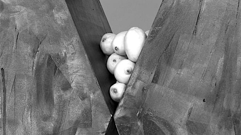 Κωστής Βελώνης – Στάχυα πέφτουν σε τσιμεντένια δάπεδα: Γλυπτική εγκατάσταση στην Ελευσίνα