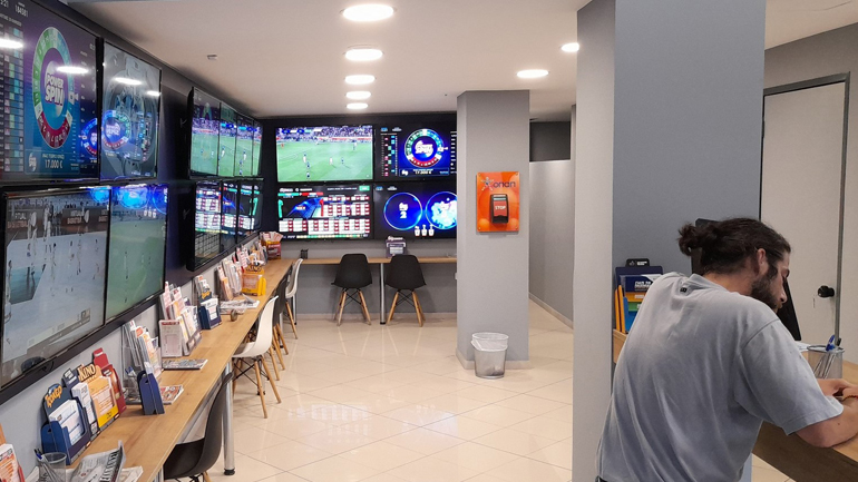 ΤΖΟΚΕΡ: Το ΜEGA TZAKΠΟΤ μοιράζει απόψε πάνω από 10.000.000 ευρώ – Ιδιοκτήτης καταστήματος ΟΠΑΠ: «Δεν προλαβαίνω να ρίχνω δελτία»