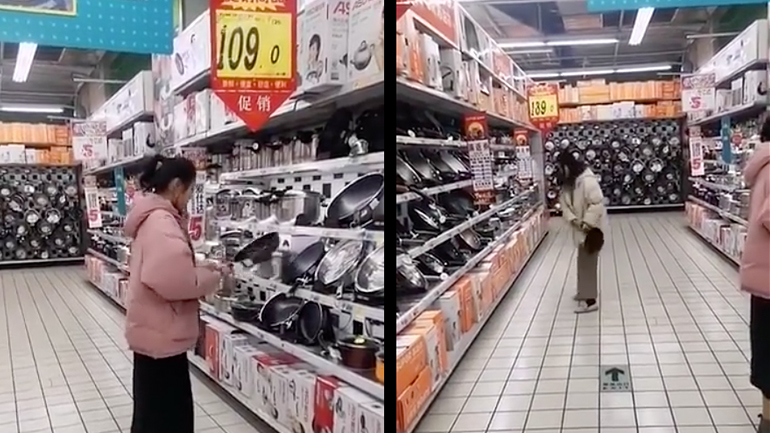 Μια γυναίκα αγοράζει ένα τηγάνι για δύο λόγους