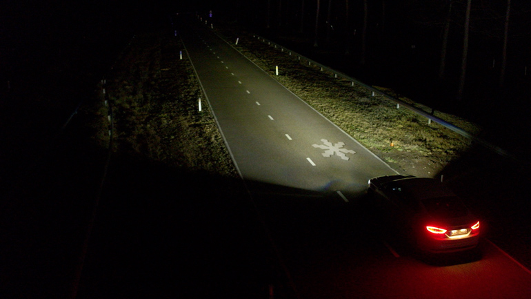 Με τη νέα τεχνολογία προβολέων της Ford ο οδηγός δεν «ξεκολλά» το βλέμμα του από το δρόμο