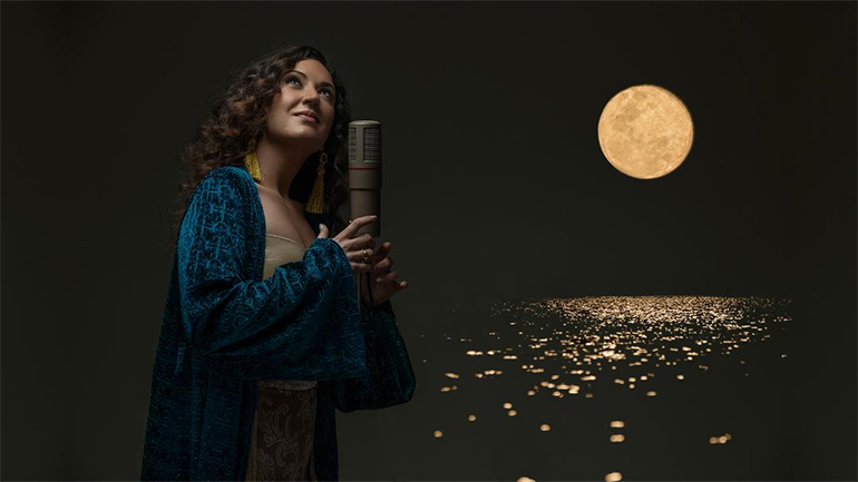 Η Λευκαδίτισσα Πάττυ Καλού μας ταξιδεύει «Στου φεγγαριού τη χάση»