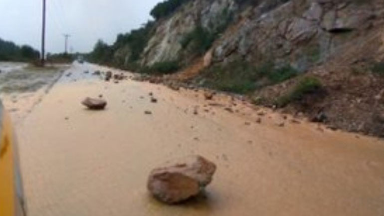 Καρδίτσα: Καταπτώσεις βράχων στα ορεινά – Ισχυρή χαλαζόπτωση σε καλλιέργειες στον Παλαμά