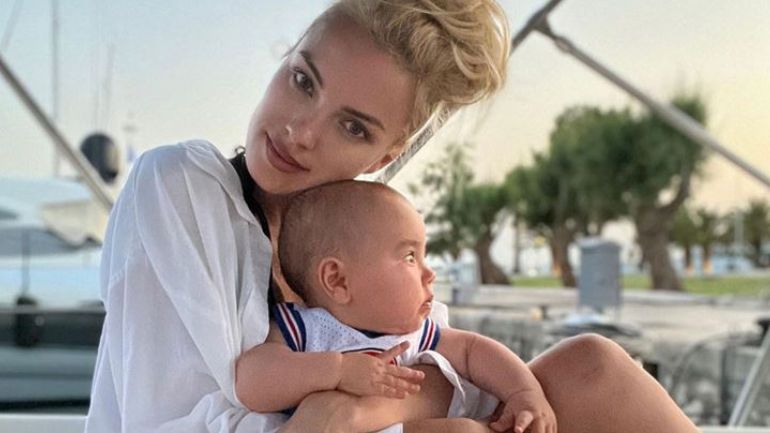 Τζούλια Νόβα: Βόλτα στα σοκάκια της Πάρου με τον σύζυγό της και την κόρη τους Τζούλια Νόβα: Βόλτα στα σοκάκια της Πάρου με τον σύζυγό της και την κόρη τους