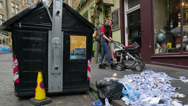 Βρετανία: Το Εδιμβούργο πνίγεται στα σκουπίδια, εν μέσω καλλιτεχνικού φεστιβάλ