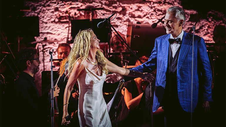 Aθηνά Ανδρεάδη: Αυτή είναι η Ελληνίδα τραγουδίστρια που τραγούδησε με τον Αντρέα Μποτσέλι, στη συναυλία του στη Χαλκιδική